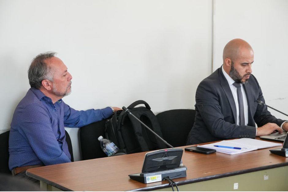 Edgar Arnoldo López Rodríguez (izq.) es acusado por el MP por los delitos de lavado de dinero u otros activos, asociación ilícita, estafa propia en forma continuada. (Foto: Wilder López/Soy502)