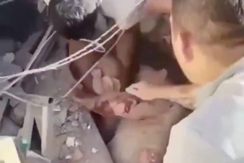 El bebé fue rescatado entre los escombros de un edificio que colapsó por el terremoto en Colombia. (Foto: Captura de video)