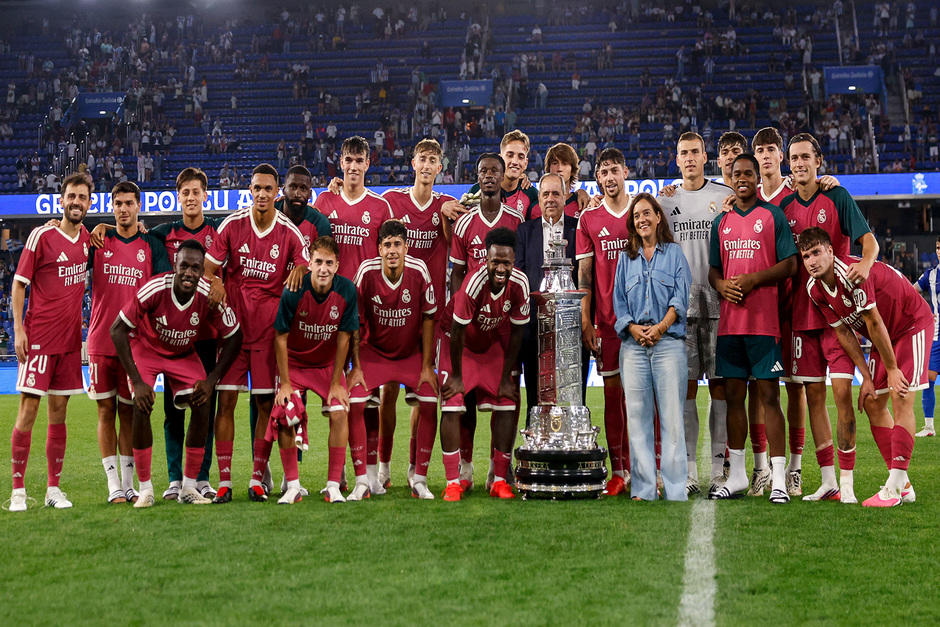 Además, el plantel merengue levantó el trofeo Teresa Herrera tras vencer al Deportivo. (Foto: Real Madrid) 