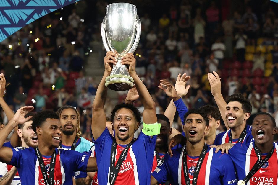 Marquinhos fue el encargado de levantar un nuevo título para los parisinos, que cuentan éxitos internacionales desde que Luis Enrique los tomó hace algunas temporadas. (Foto: AFP)