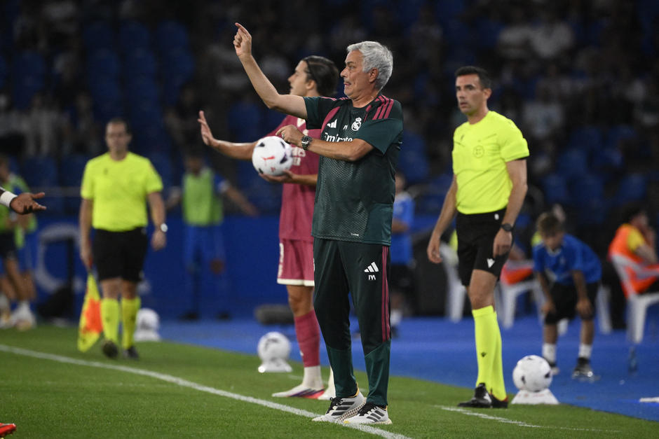Mou dando instrucciones a sus pupilos en el partido de pretemporada. (Foto: AFP) 