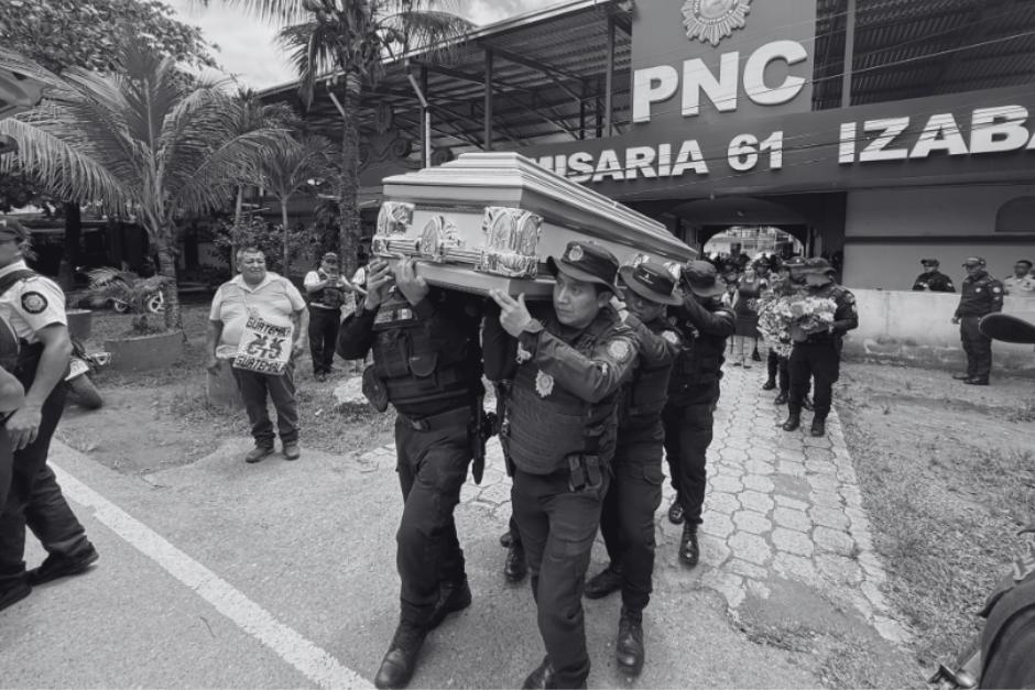 Compañeros de los dos elementos fallecidos asistieron a las honras fúnebres. (Foto: Pablo Miguel/Colaborador)