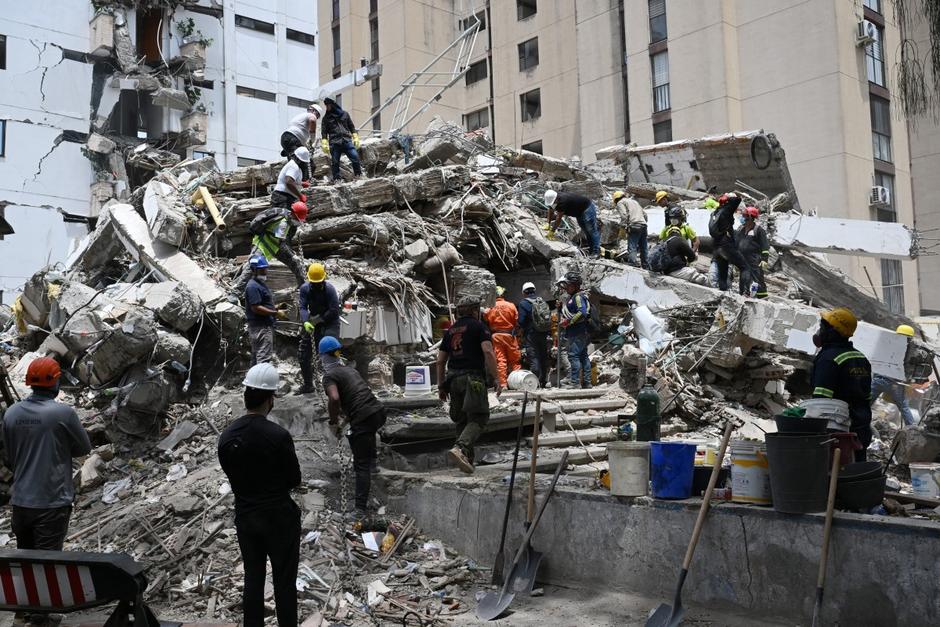 Cientos de víctimas quedaron soterradas entre los escombros tras el terremoto. (Foto: AFP)