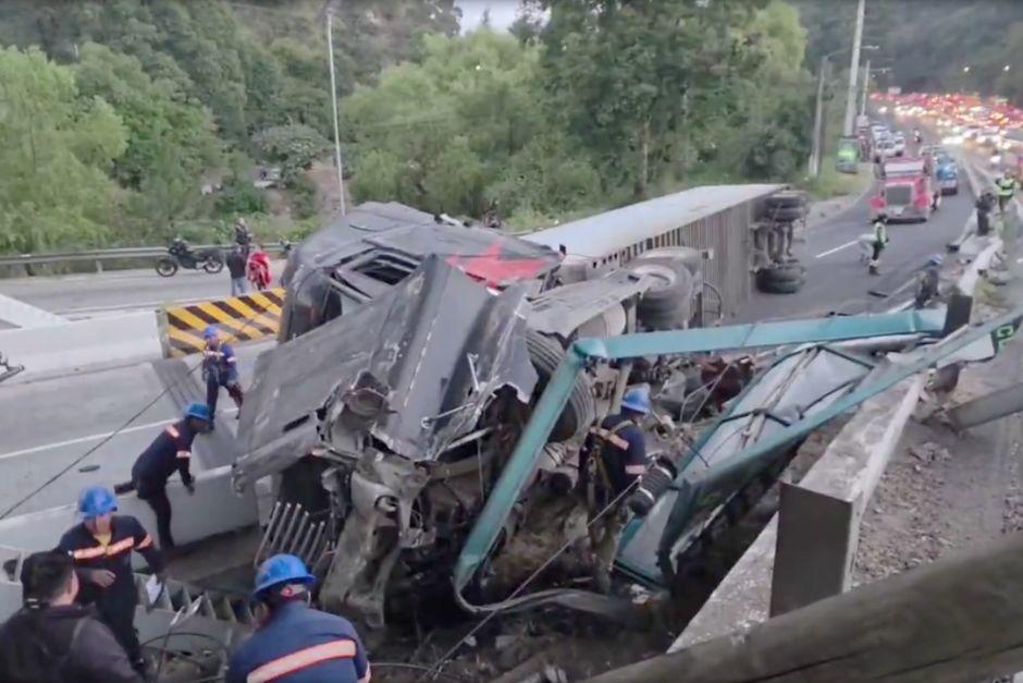 El transporte pesado quedó volcado en la ruta al Pacífico. (Foto: Captura de video/PMT de Villa Nueva)