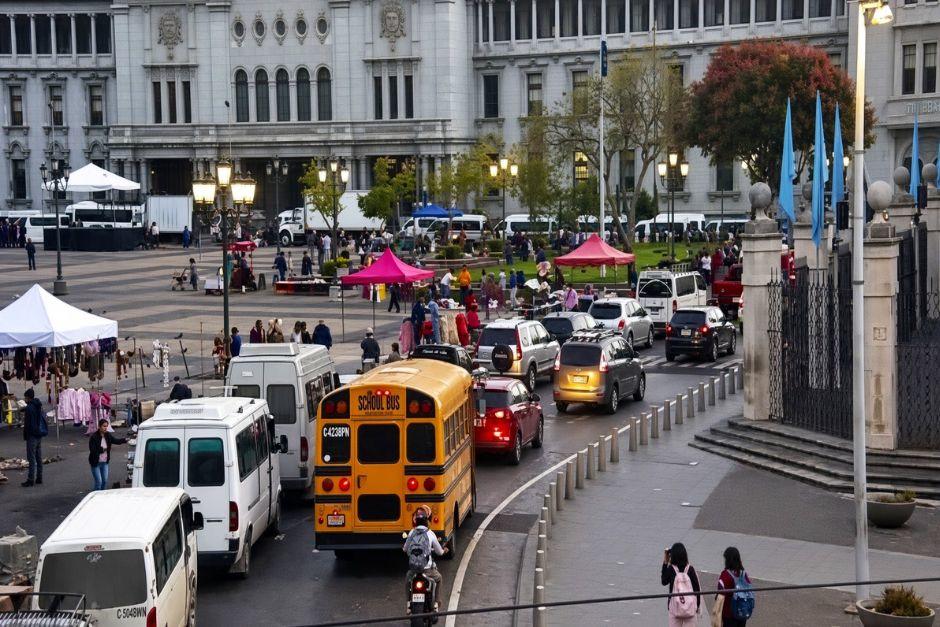 Manifestante se han ubicado en la Plaza de la Constitución este jueves. (Foto vía: Amílcar Montejo)