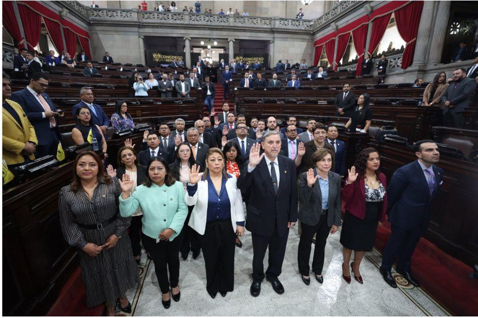 El pleno del Congreso de la República juramentó a la Comisión de Postulación que elaborará la nómina de candidatos a jefe de la CGC, período 2026-20230. (Foto: Congreso de la República/Soy502)