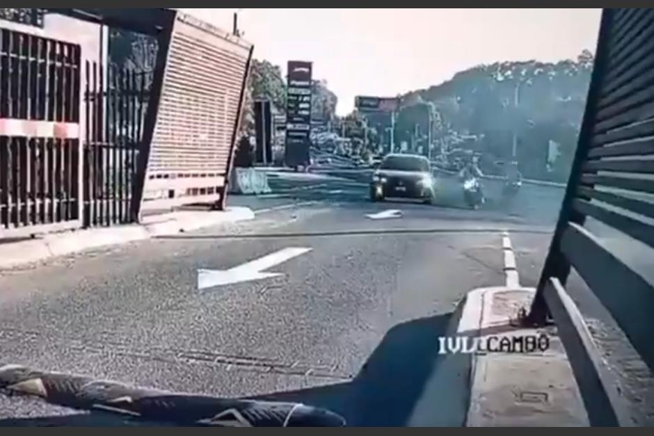 Una cámara de vigilancia captó el momento exacto del ataque. (Foto: Captura de video)