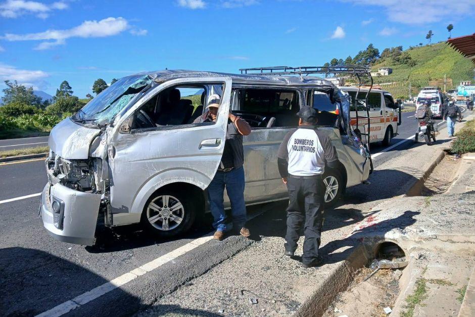 El microbús volcó sobre la ruta Interamericana y dejó ocho víctimas heridas. (Foto: CVB)