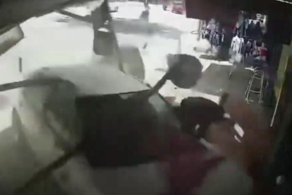 Cámaras de vigilancia captaron cómo sucedió el accidente de tránsito. (Foto: Captura de video)