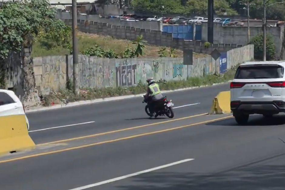 Los conductores utilizan un tramo para realizar vueltas en U, pese a que esta maniobra está prohibida. (Foto vía: captura de video)