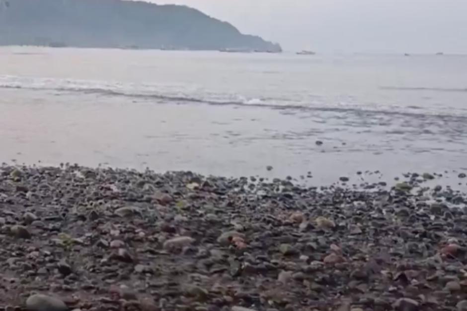 Un video de personas que se encontraban pescando, evidenció como el agua retrocedía de la costa. (Foto: Captura de video)