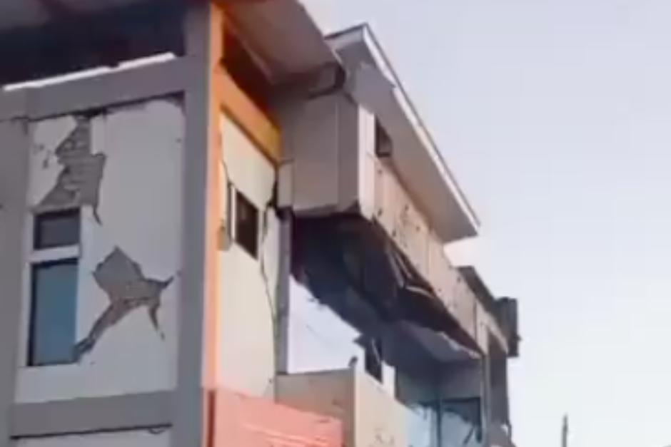 El potente terremoto destruyó viviendas. (Foto: Captura de video)