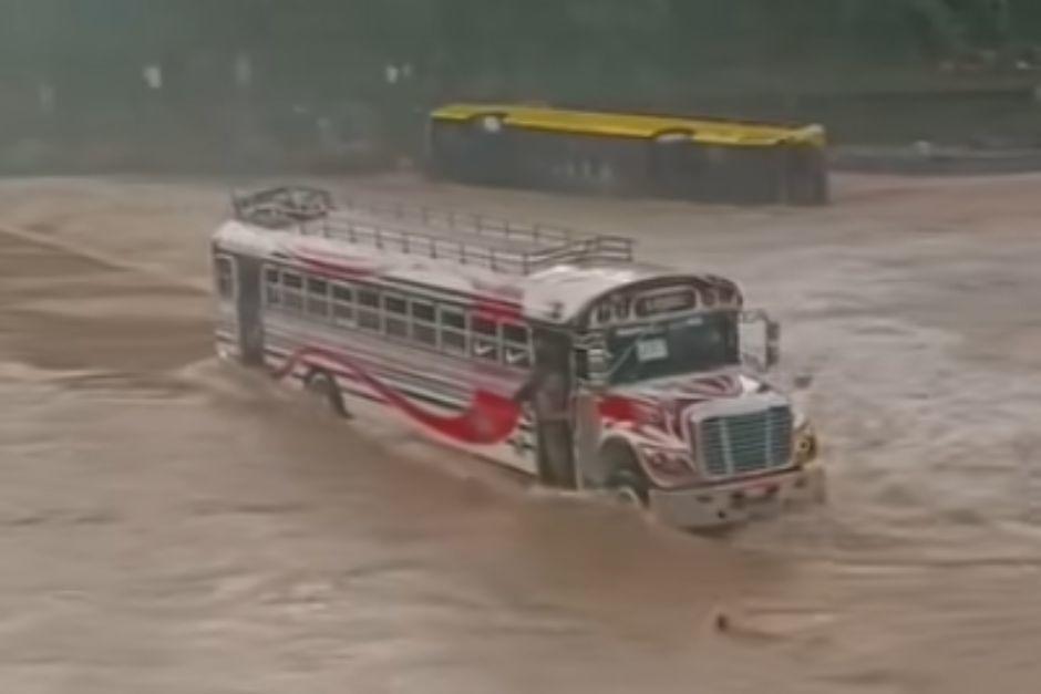 El bus extraurbano puso en riesgo a los pasajeros. (Foto: Captura de video)