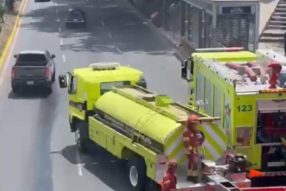 Cuerpos de bomberos realizan un operativo para poder mitigar el fuego. (Foto vía: captura de video)
