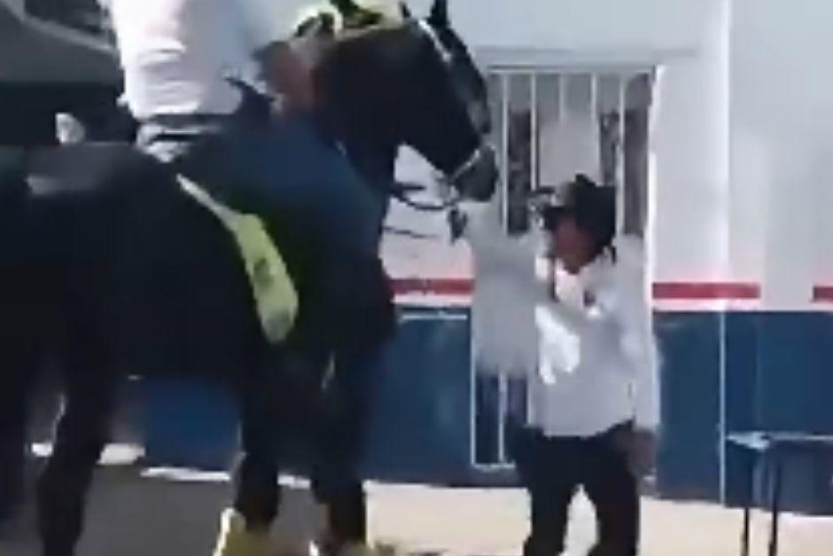 El conflicto se desarrollo en medio de la actividad. (Foto vía: captura de video)