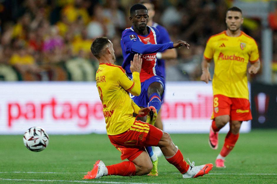 La defensa del Lens frenó el poderío ofensivo del PSG durante los 90 minutos. (Foto: AFP)