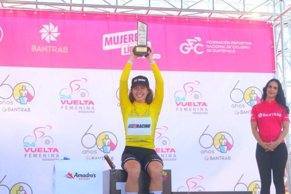 Ashley Frye sonríe al ser reconocida como la mejor de la edición 2026 de la Vuelta a Guatemala. (Foto: Federación de Ciclismo)