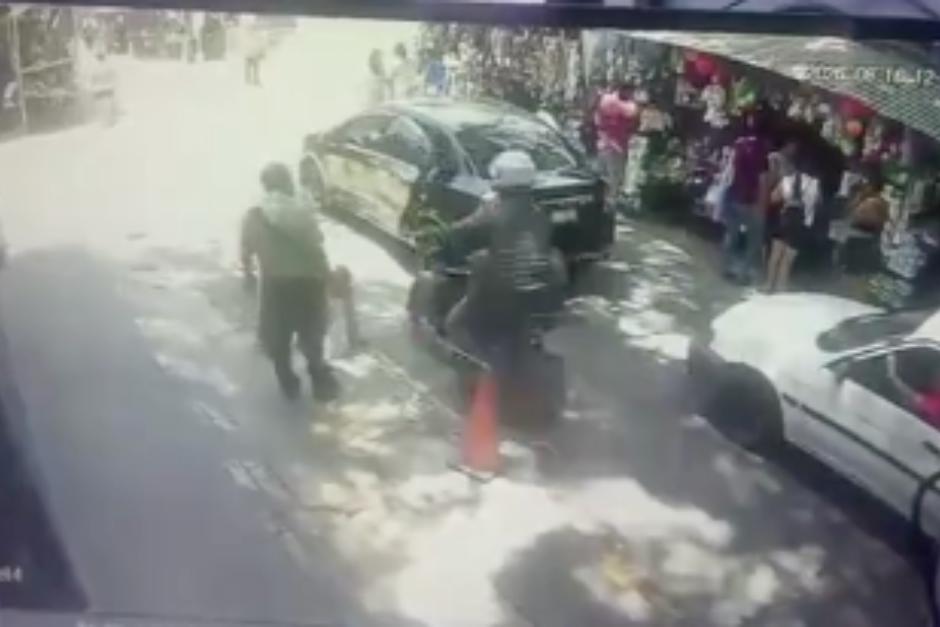 Una cámara de vigilancia evidenció el momento exacto en el que se produjo un accidente de tránsito. (Foto: Captura de video)