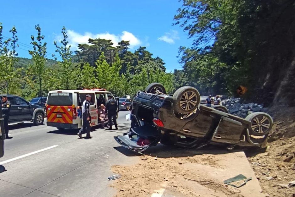 El vehículo quedó volcado sobre el asfalto y terminó severamente dañado. (Foto vía: Bomberos Voluntarios)