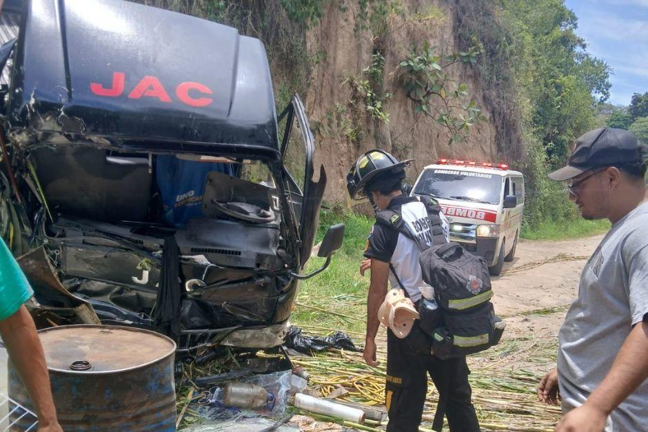 El piloto de un camión fue trasladado a un centro asistencial. (Foto: CVB)