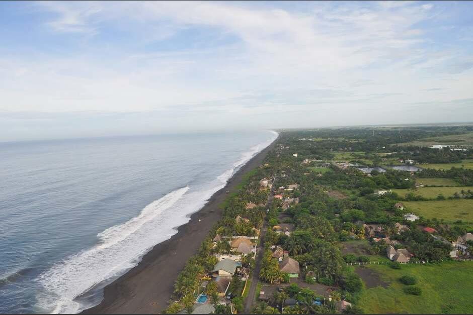 Vive la experiencia de conocer la playa Chiquistepeque y déjate sorprender por sus paisajes naturales y la magia del océano Pacífico. (Foto: Fb/FlyOver-Guatemala) 