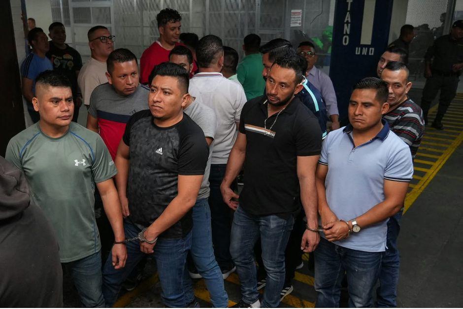 Por Décimo Tercera ocasión fue suspendida la audiencia de revisión de medida de los 25 guardias del SP señalados de facilitar la fuga de 20 reos de la cárcel de Fraijanes 2. (Foto: Wilder López/Soy502)