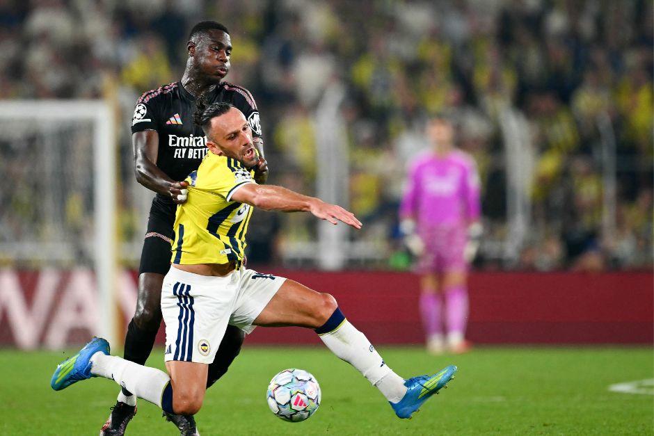 Moussa Niakhate derriba al delantero turco, Vedat Muriqi, en un duro partido en casa del Fenerbahce. (Foto: AFP)