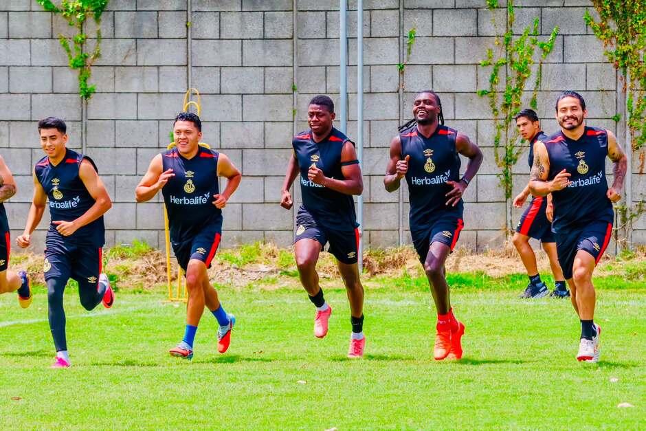 Los rojos entrenando antes de partir hacia El Salvador. (Foto: CSD Municipal) 