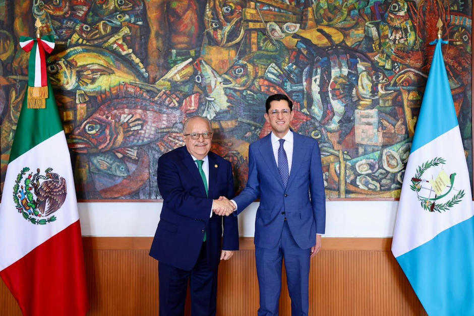 Roberto Velasco y Carlos Ramírez, cancilleres de México y Guatemala se reúnen en pro de ambos pueblos. (Foto: Embajada de México en Guatemala)