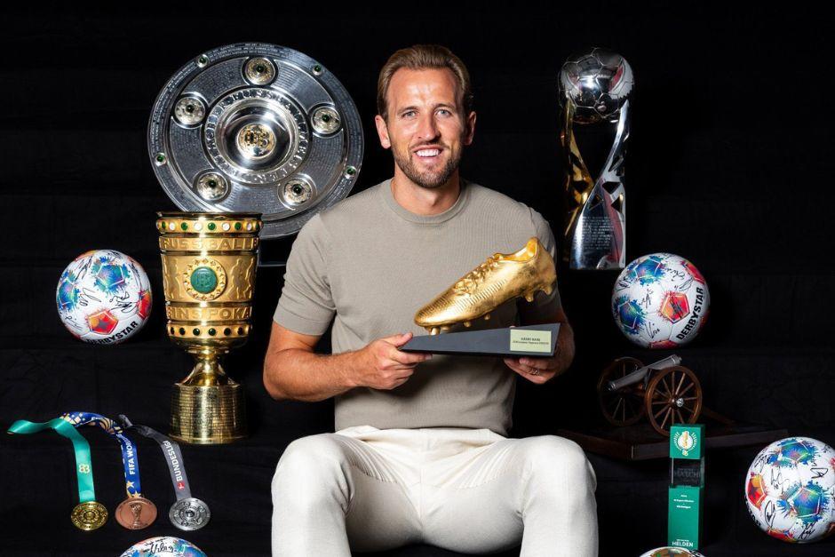 El inglés posó con todos los trofeos que ganó la pasada temporada, lo que le valieron la Bota de Oro por sus goles. (Foto: FCB)