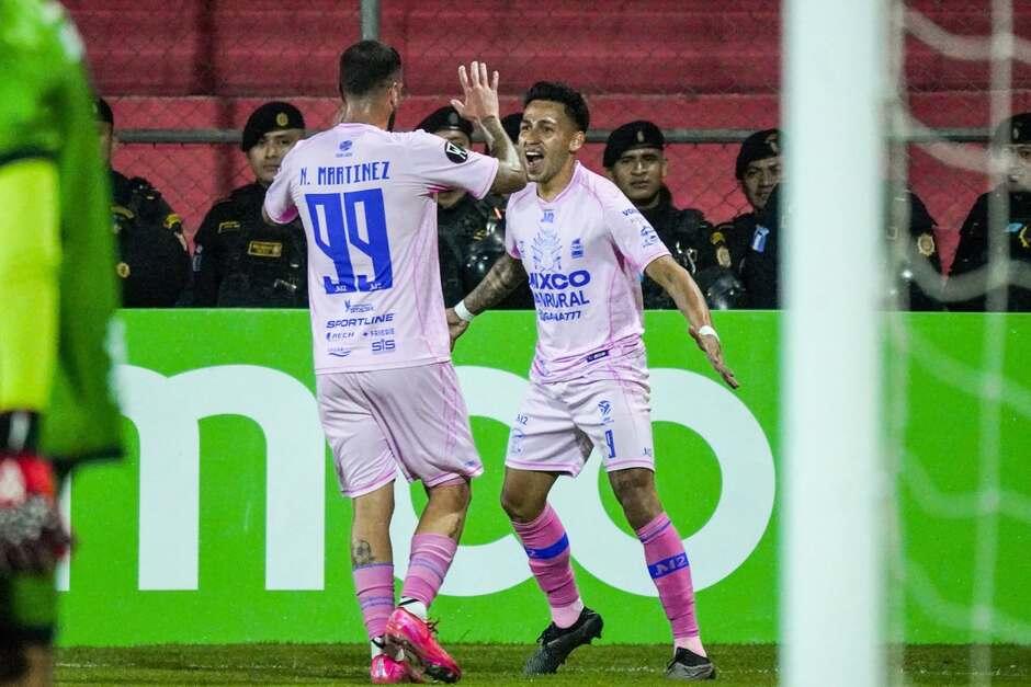 Lynner festejando su gol con Nicolás Martínez, quien marcó dos tantos. (Foto: Deportivo Mixco) 