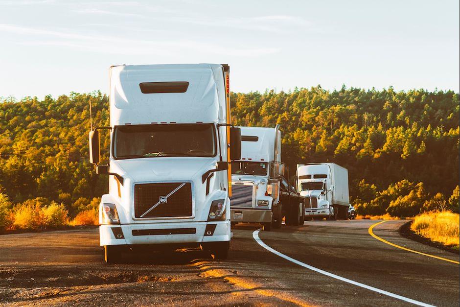 Los ladrones subieron al camión mientras el piloto iba lento por carretera. (Foto: Pexels)