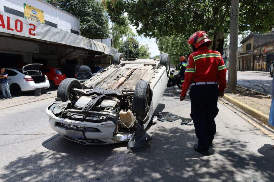 Un automóvil terminó volcado en la zona 6 de la ciudad capital. (Foto: CBM)