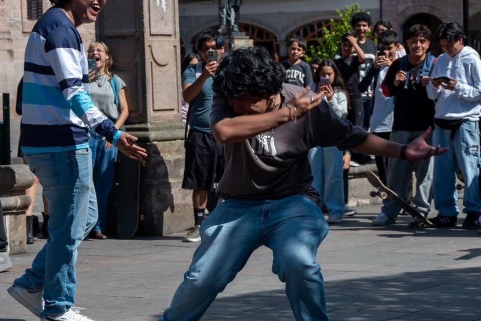 Batallas de "farmear aura" en otros países se han viralizado en las redes sociales. (Foto: RR. SS.)