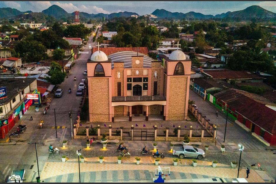 La iglesia católica forma parte del patrimonio histórico y cultural en el centro de Poptún. (Foto: Turismo Poptún)