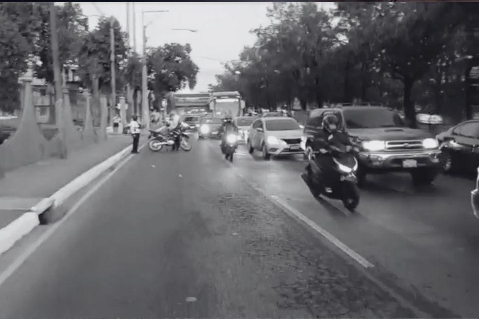 Un motorista falleció esta mañana tras sufrir un accidente en el Anillo Periférico. (Foto vía: Amílcar Montejo)