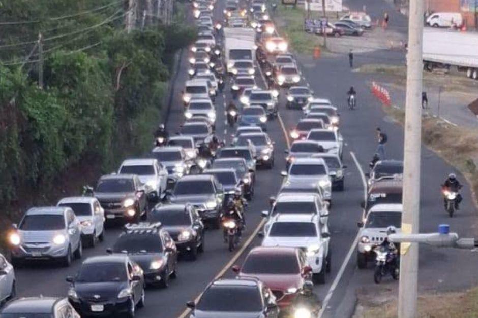 La Policía Municipal de Tránsito (PMT) reporta alta carga vehicular en distintos puntos con dirección a la Ciudad. (Foto vía: PMT, Villa Canales) 