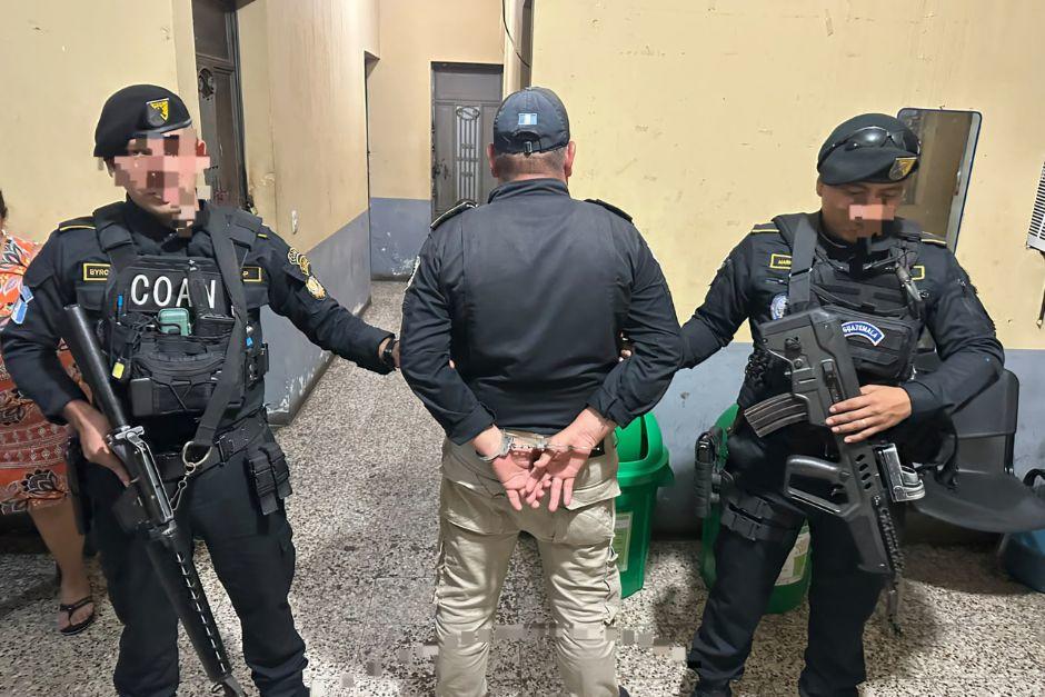 El detenido portaba un uniforme parecido al de la Policía Nacional Civil. (Foto: PNC)
