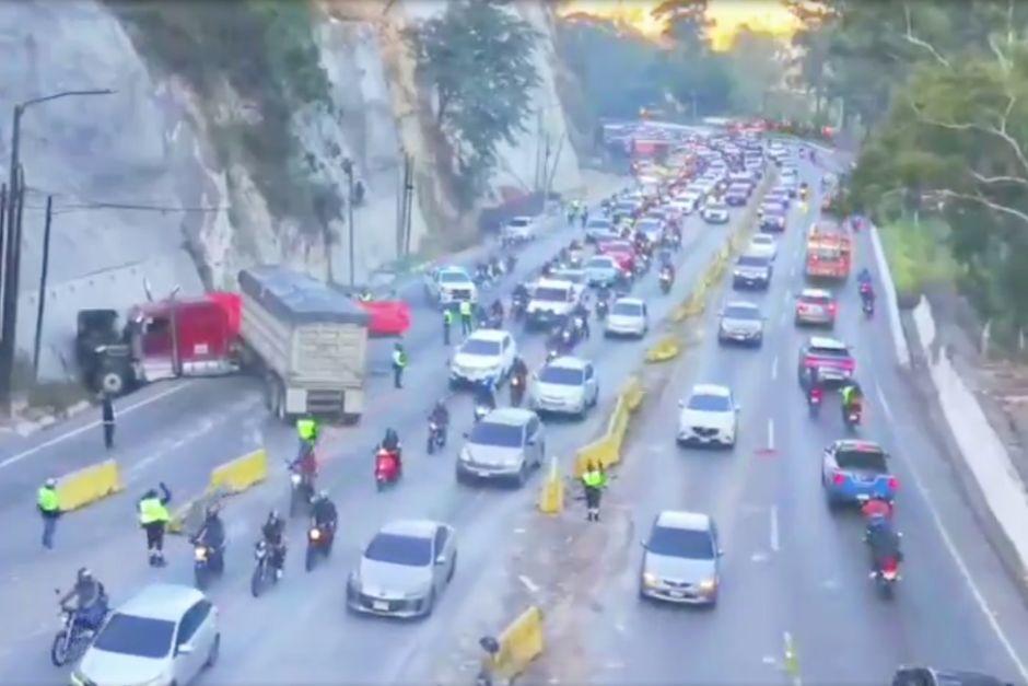 El tránsito es lento en ambas vías de la ruta al Pacífico este viernes. (Foto: Captura de video)