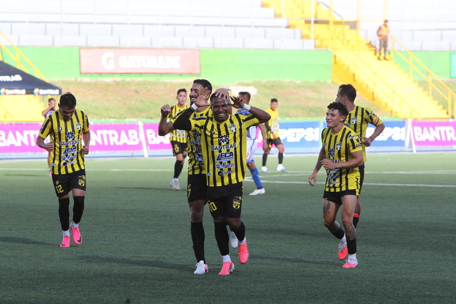 Aurora arrancó la quinta fecha del torneo sumando de a tres. (Foto: Eddy Recinos / Nuestro Diario) 