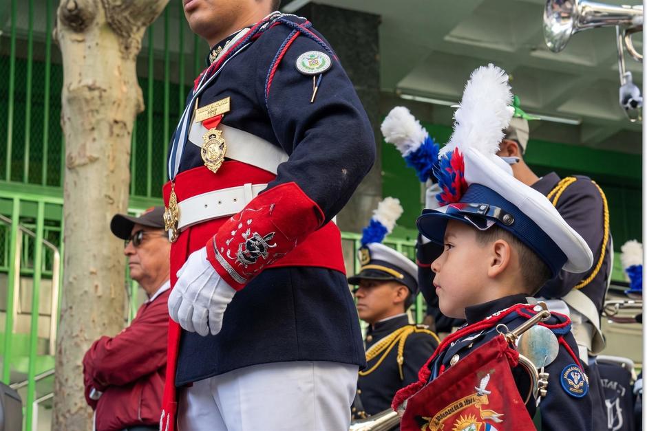 El pequeño observaba con gran admiración al comandante de la banda escolar. (Foto vía: captura de video)