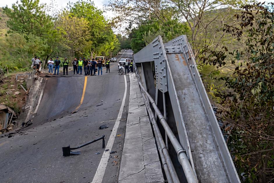 La estructura metálica se derrumbó tras el impacto del transporte pesado. (Foto vía: RRSS)