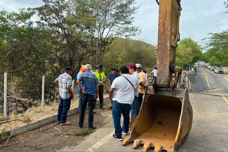 El CIV desplegó maquinaria y equipos técnicos en el puente Güijo para trabajar en la recuperación de la conectividad en la CA-9 Norte. (Foto: CIV / Soy502)