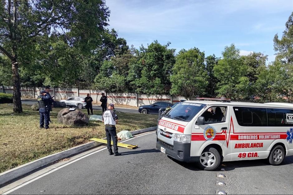 Los cuerpos de dos personas fueron localizados atados de pies y manos en la zona 4 de Mixco. (Foto: Bomberos Voluntarios)