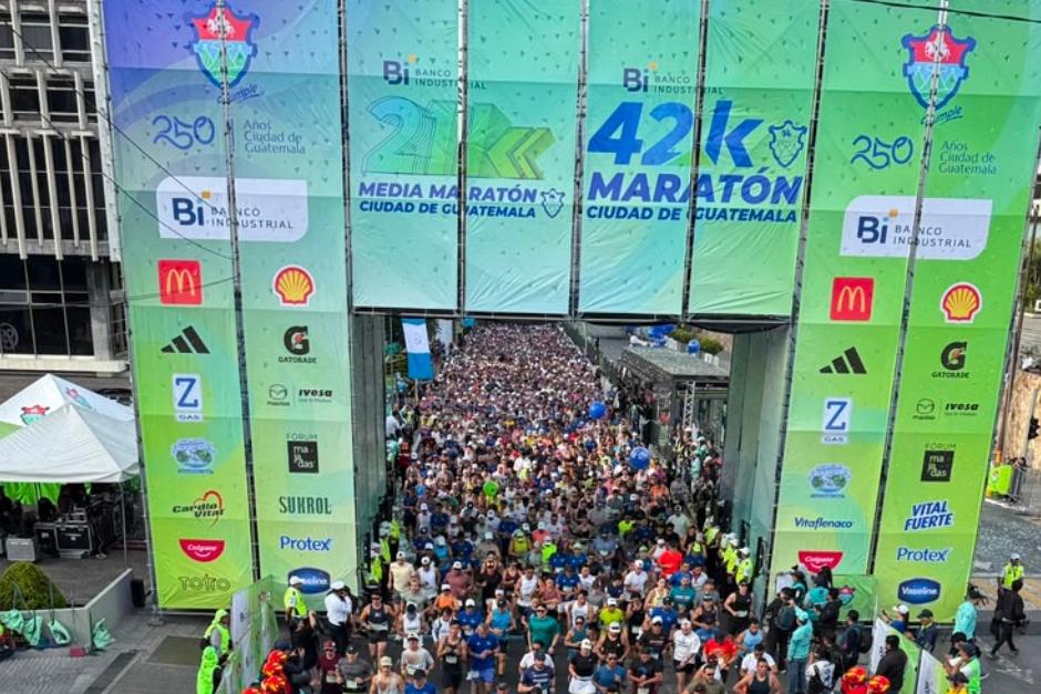 Miles de corredores al momento de arrancar la 21K de la capital. (Foto: Pedro Pablo Mijangos) 