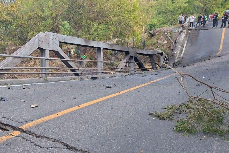 La estructura central del puente sufrió severos daños. (Foto vía: CONRED)