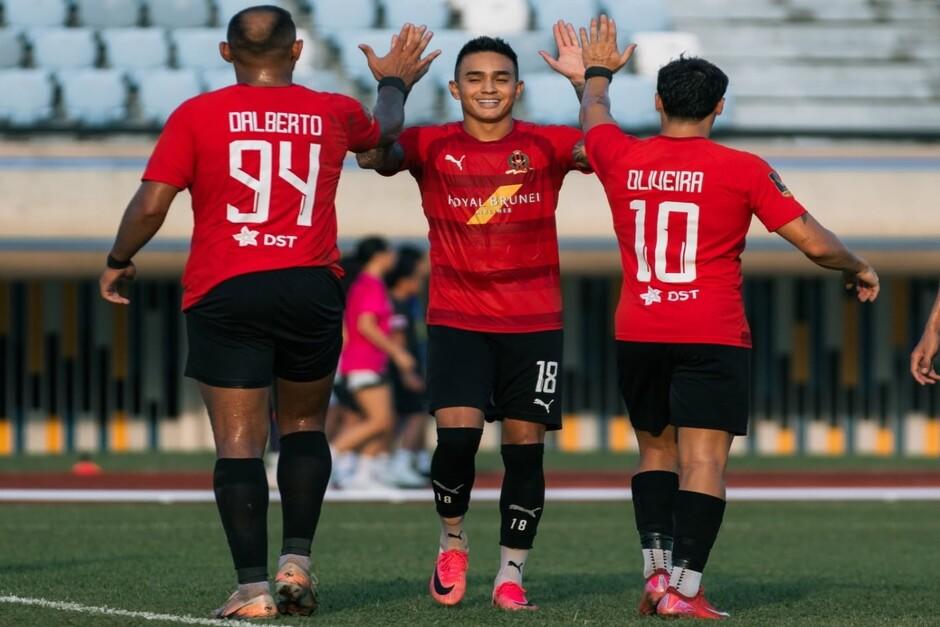 "Lelito" durante un partido de pretemporada, festejando con Oliveira, autor del gol de la victoria ante el Penang. (Foto: DPMM FC)