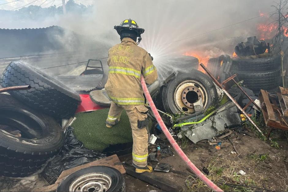 Bomberos Voluntarios trabajaron para controlar un incendio que afectó cuatro viviendas en la zona 8 de San Miguel Petapa. (Foto: Bomberos Voluntarios / Soy502)