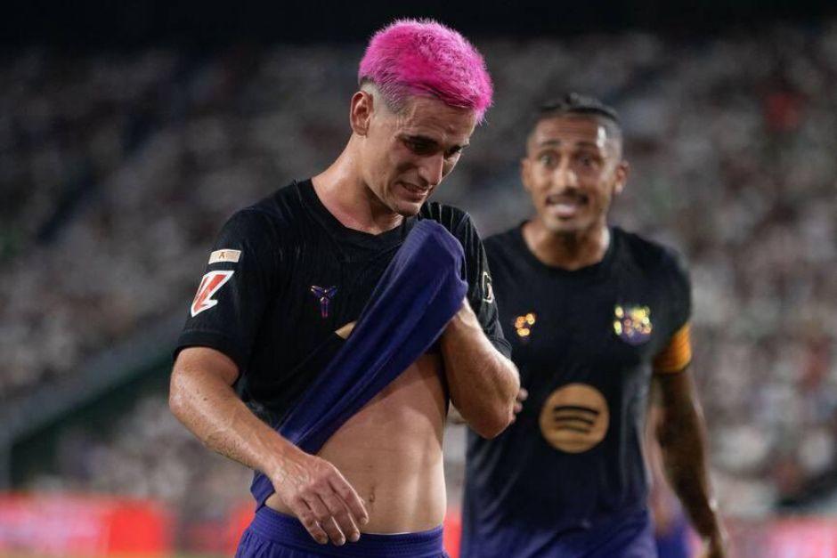 Gavi salió entre lágrimas luego de sentir la molestia en la misma rodilla que se operó en 2025. (Foto: AFP)