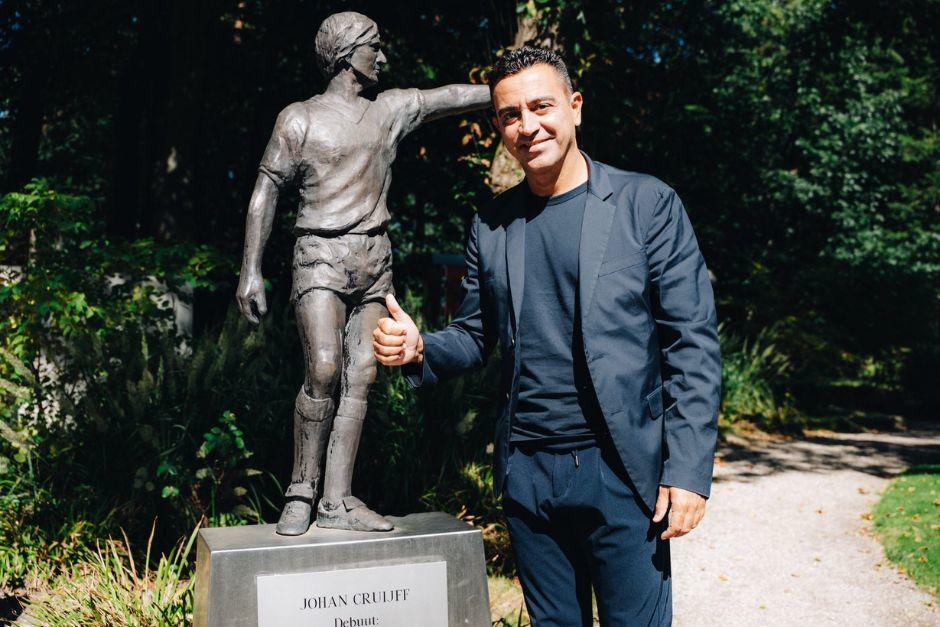El técnico español posó junto a la estatua de su gran mentor, Johan Cruyff, en las instalaciones de la federación. (Foto: Oranje)